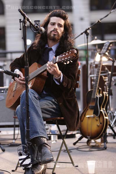 DEVENDRA BANHART - 2005-09-28 - PARIS - Place de la Bourse - 